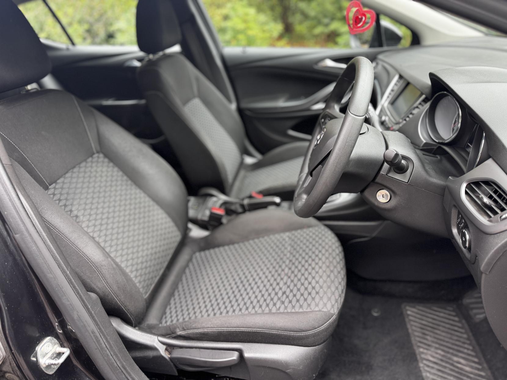 Vauxhall Astra 1.4i Design Hatchback 5dr Petrol Manual Euro 6 (100 ps)