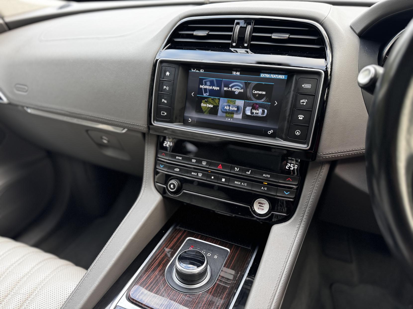 Jaguar F-PACE 2.0 D180 Portfolio SUV 5dr Diesel Auto AWD Euro 6 (s/s) (180 ps)