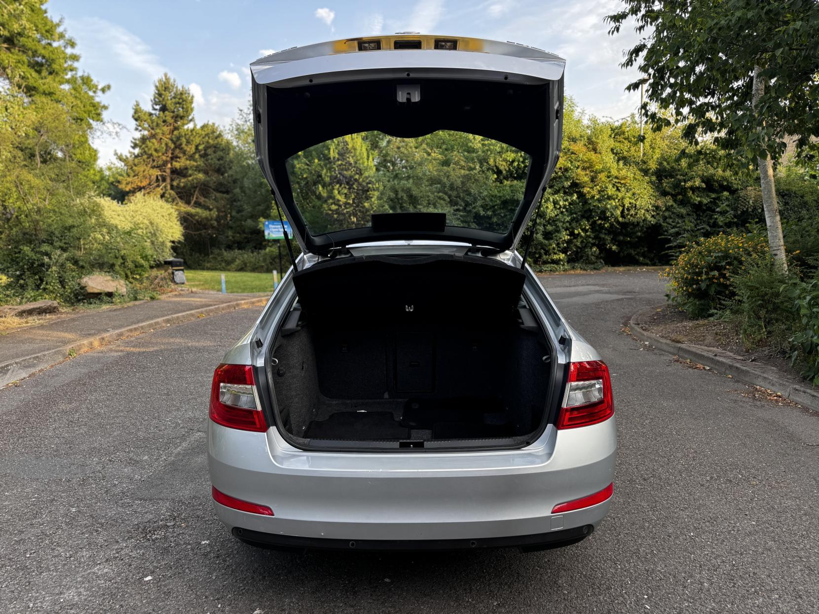 Skoda Octavia 2.0 TDI Elegance Hatchback 5dr Diesel DSG Euro 5 (s/s) (150 ps)