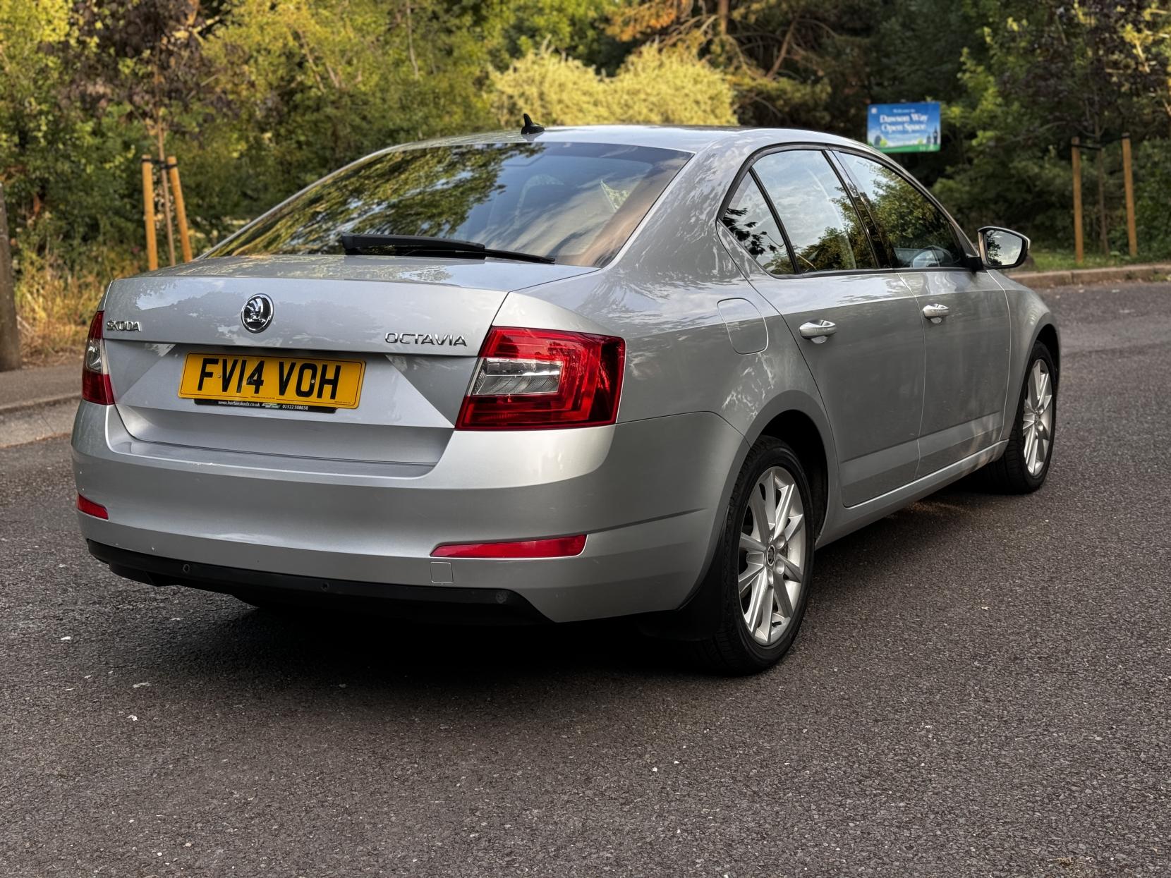 Skoda Octavia 2.0 TDI Elegance Hatchback 5dr Diesel DSG Euro 5 (s/s) (150 ps)