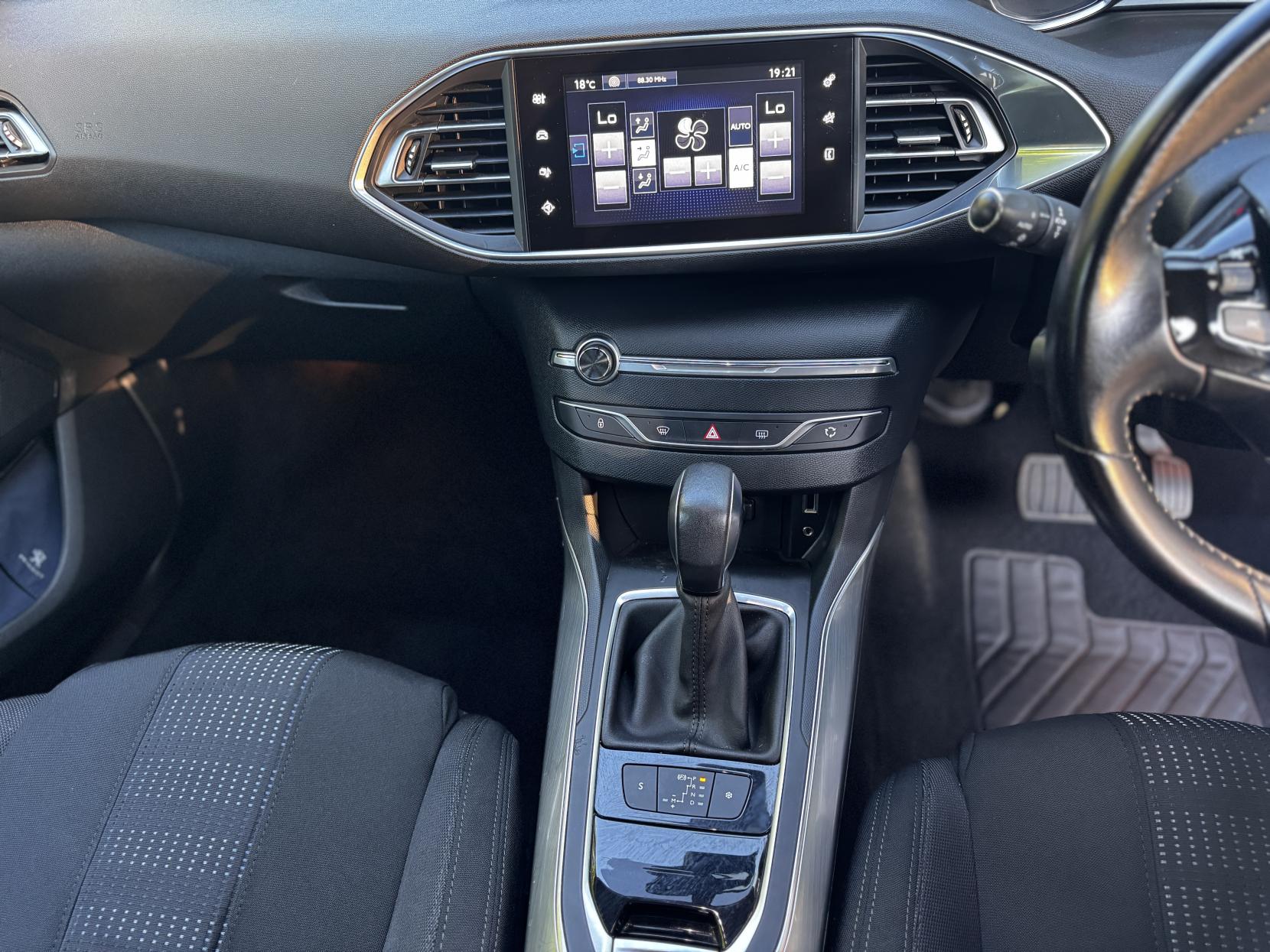 Peugeot 308 1.6 BlueHDi Allure Hatchback 5dr Diesel EAT Euro 6 (s/s) (120 ps)