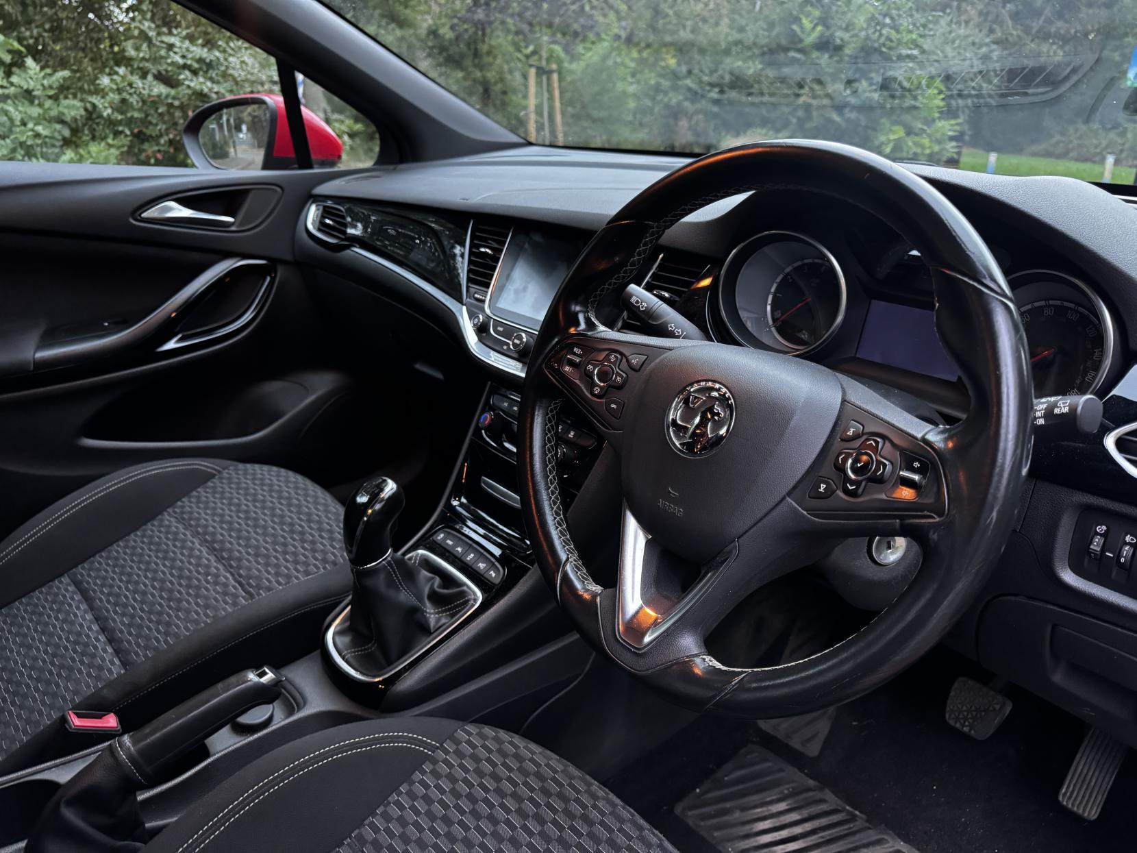 Vauxhall Astra 1.0i Turbo ecoFLEX SRi Nav Hatchback 5dr Petrol Manual Euro 6 (s/s) (105 ps)