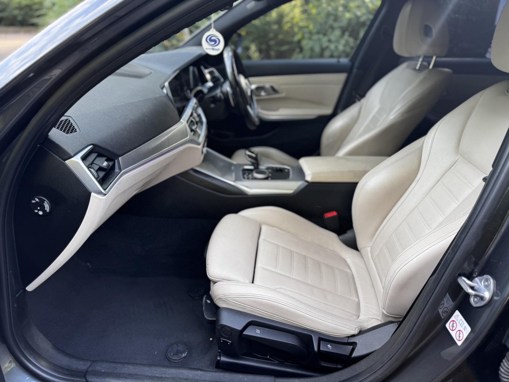 BMW 3 Series 2.0 330e 12kWh M Sport Saloon 4dr Petrol Plug-in Hybrid Auto Euro 6 (s/s) (292 ps)