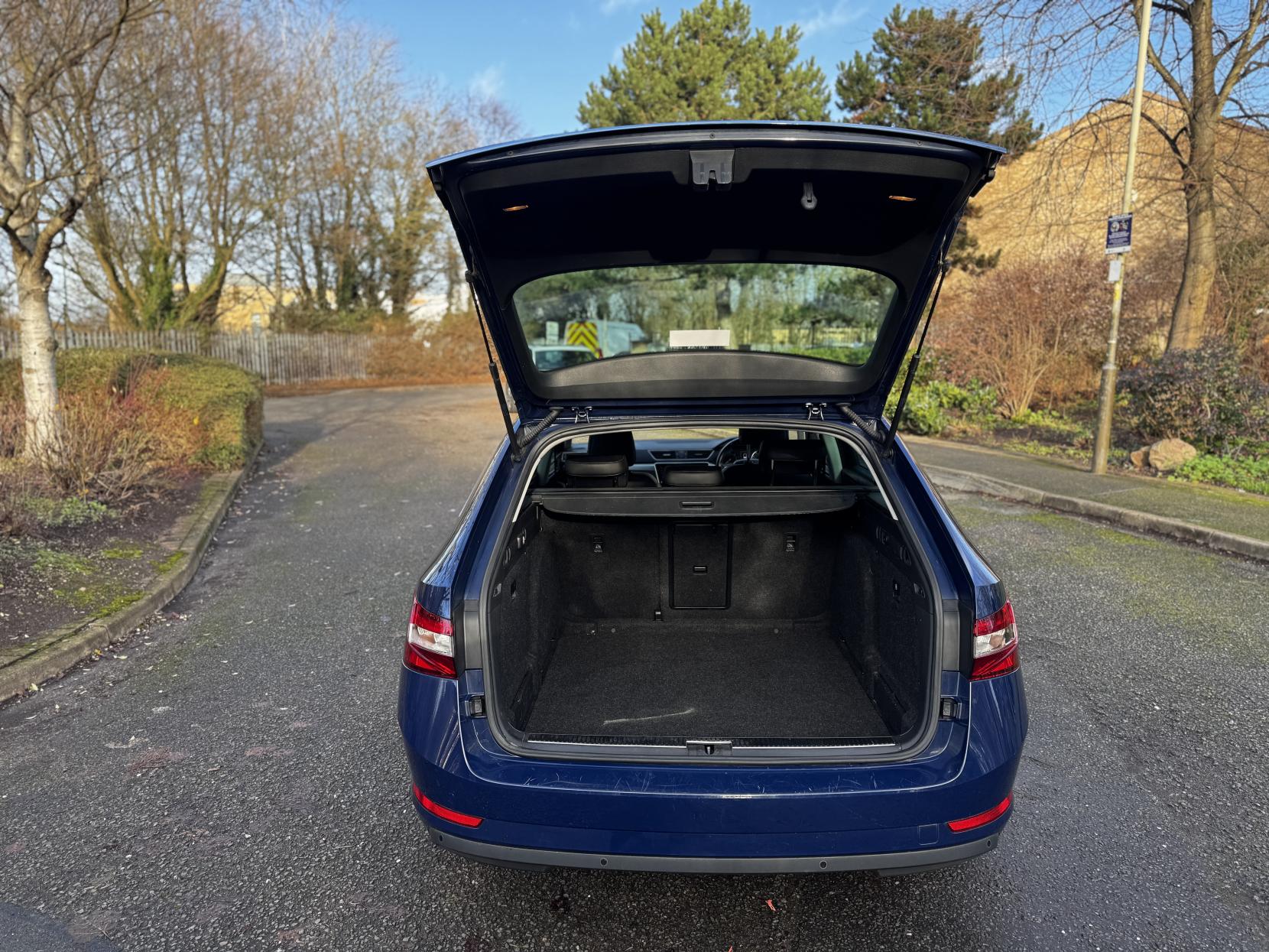 Skoda Superb 2.0 TDI SE Technology Estate 5dr Diesel Manual Euro 6 (s/s) (150 ps)