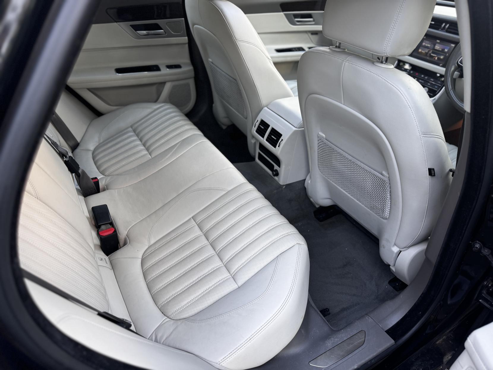 Jaguar XF 2.0d Portfolio Saloon 4dr Diesel Auto Euro 6 (s/s) (180 ps)
