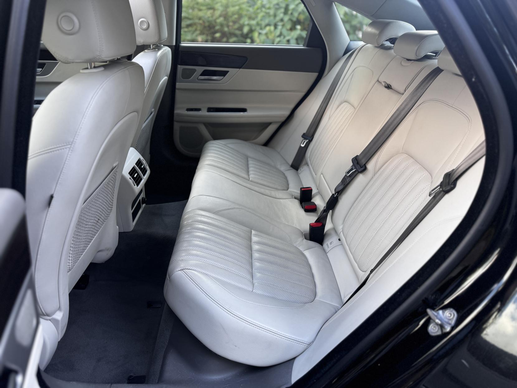 Jaguar XF 2.0d Portfolio Saloon 4dr Diesel Auto Euro 6 (s/s) (180 ps)