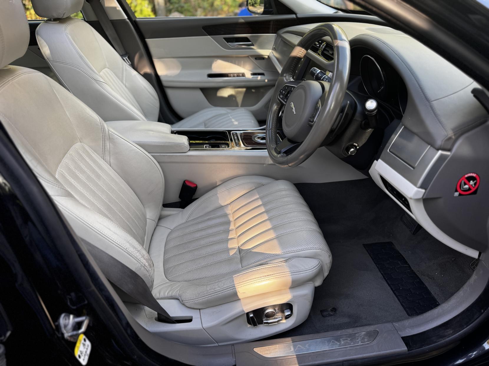 Jaguar XF 2.0d Portfolio Saloon 4dr Diesel Auto Euro 6 (s/s) (180 ps)