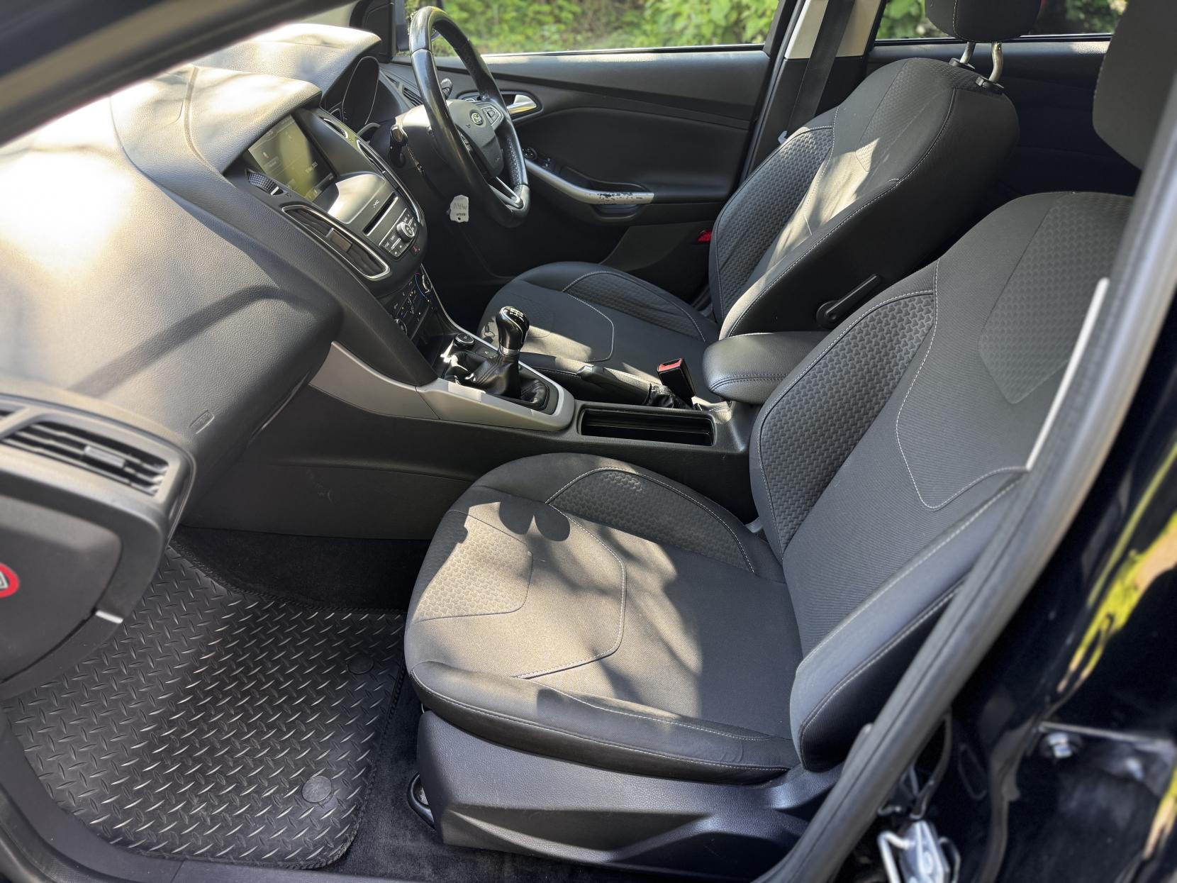 Ford Focus 1.0T EcoBoost Zetec Hatchback 5dr Petrol Manual Euro 6 (s/s) (100 ps)