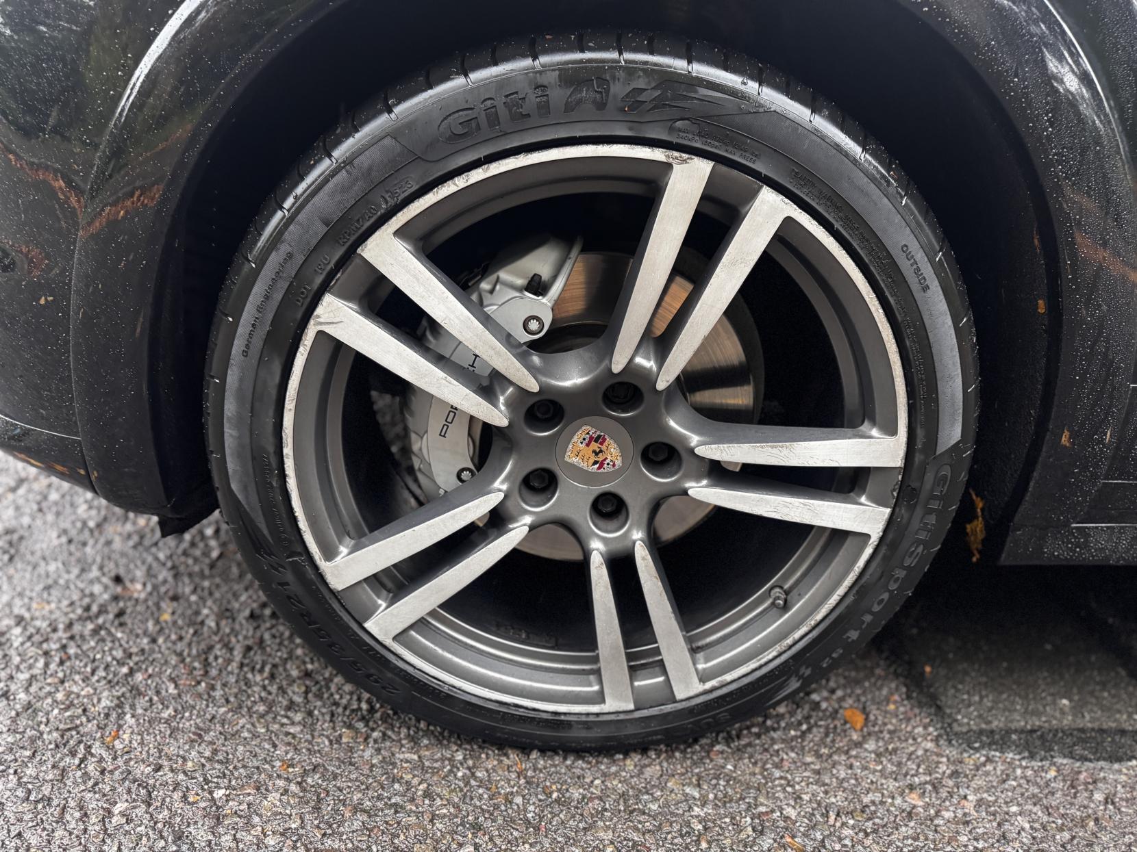 Porsche Cayenne 4.2 TD V8 S SUV 5dr Diesel TiptronicS 4WD Euro 5 (s/s) (382 ps)