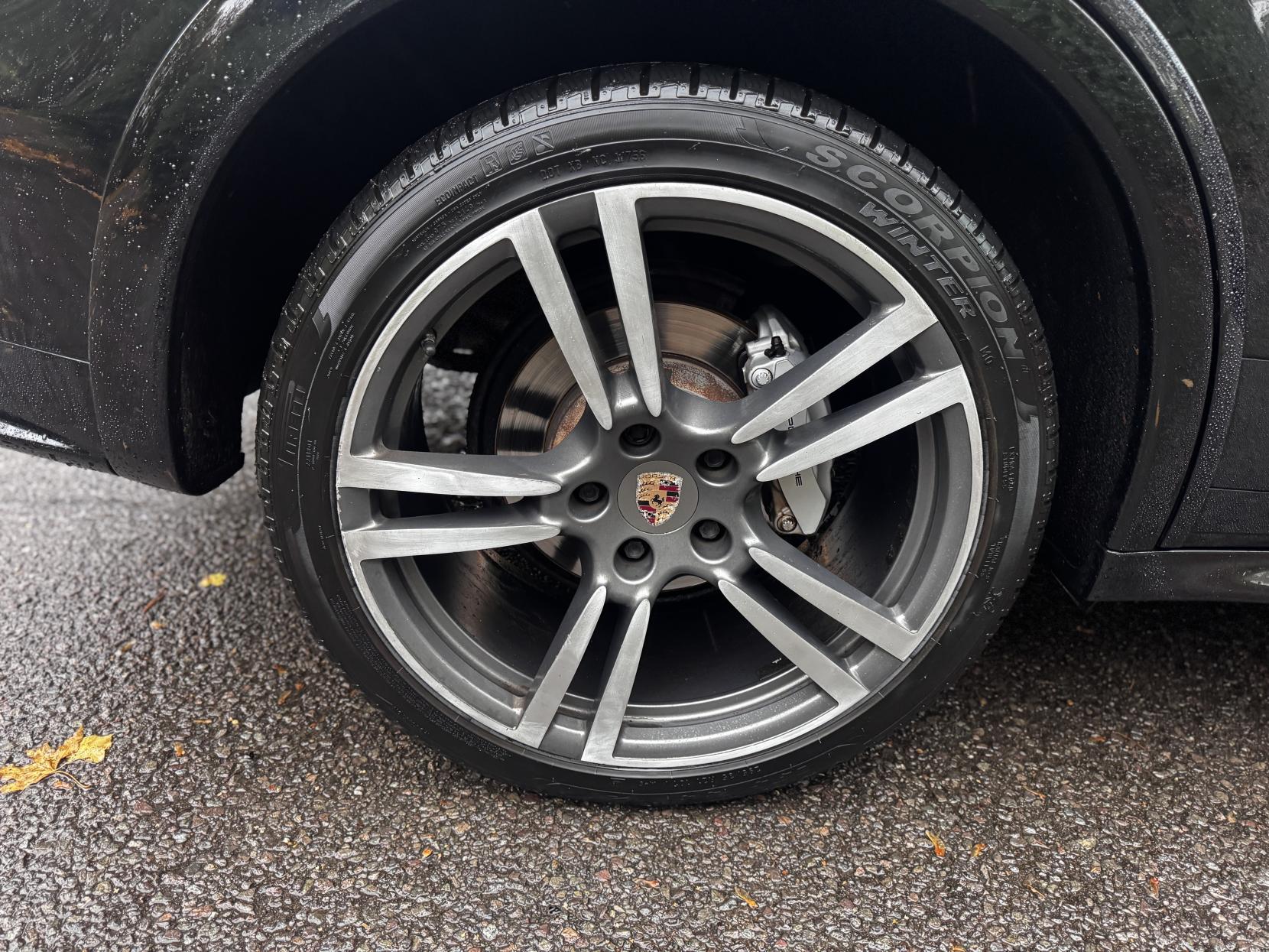 Porsche Cayenne 4.2 TD V8 S SUV 5dr Diesel TiptronicS 4WD Euro 5 (s/s) (382 ps)