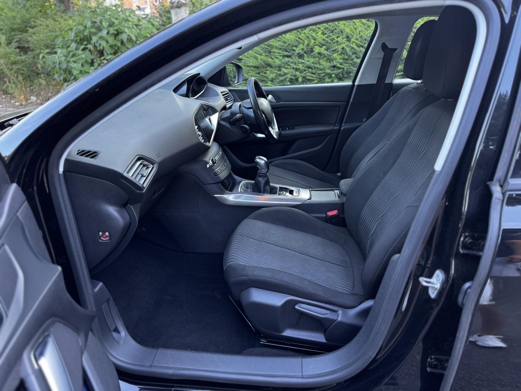 Peugeot 308 1.6 HDi Active Hatchback 5dr Diesel Manual Euro 5 (92 ps)